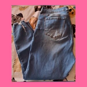 💐4/$10. Light Blue stressed Women’s Jeans